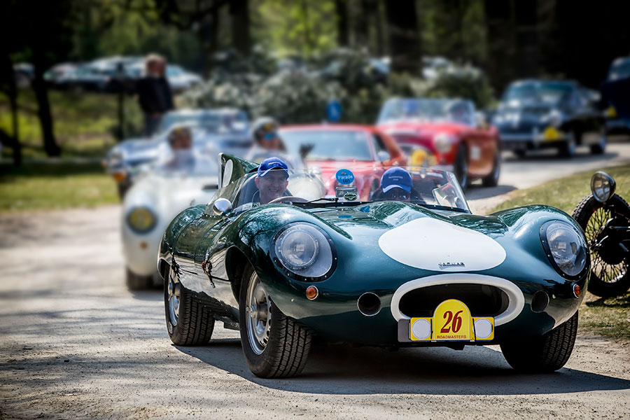 Historische Jaguar D-type raceauto tijdens een oldtimerrally van Rijeenklassieker