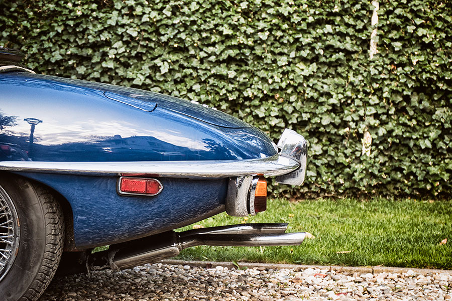 Detailfoto achterkant van een Jaguar E-type Roadster uit 1969