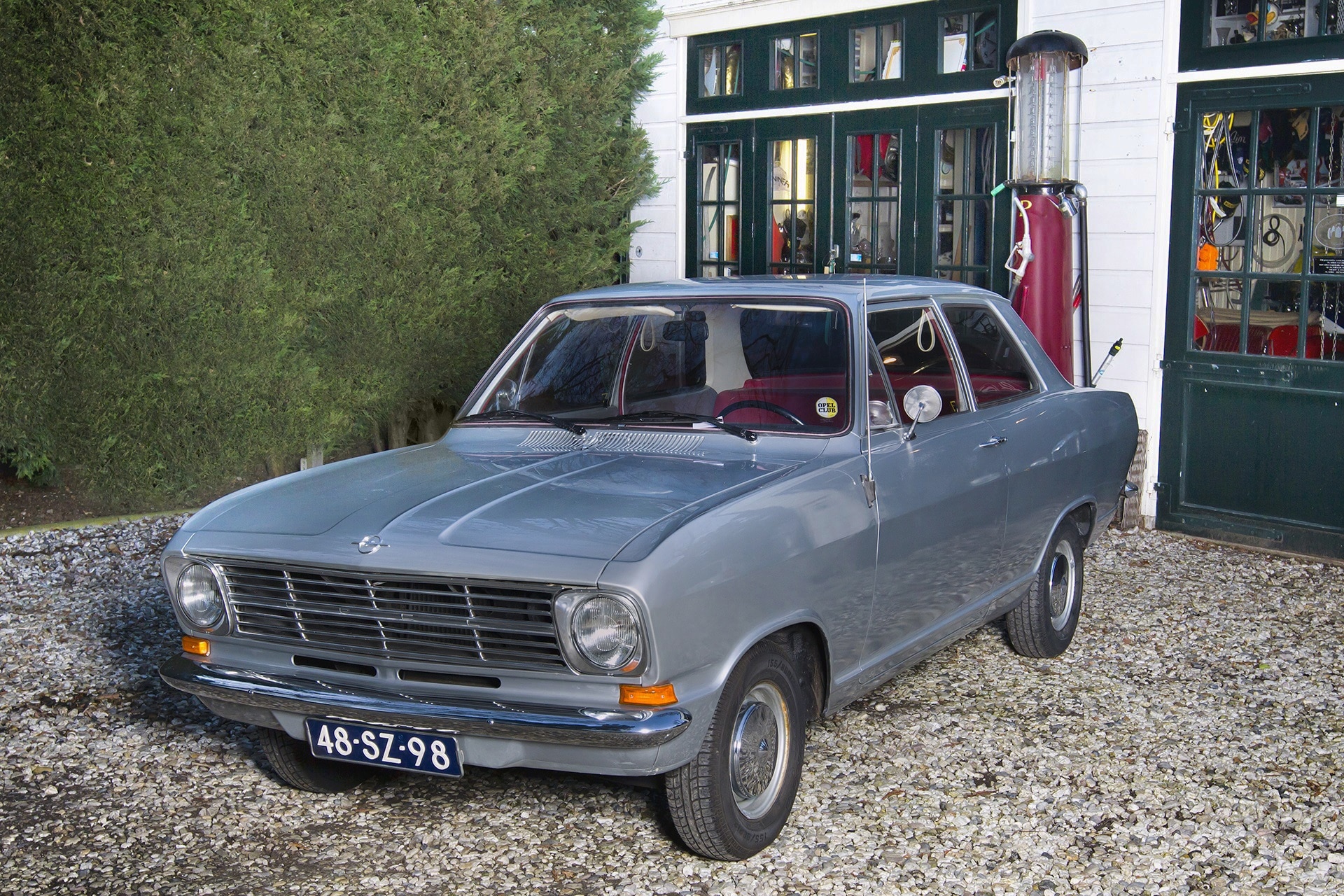 Opel Kadett B uit 1971 staat klaar voor een klassiekerrit