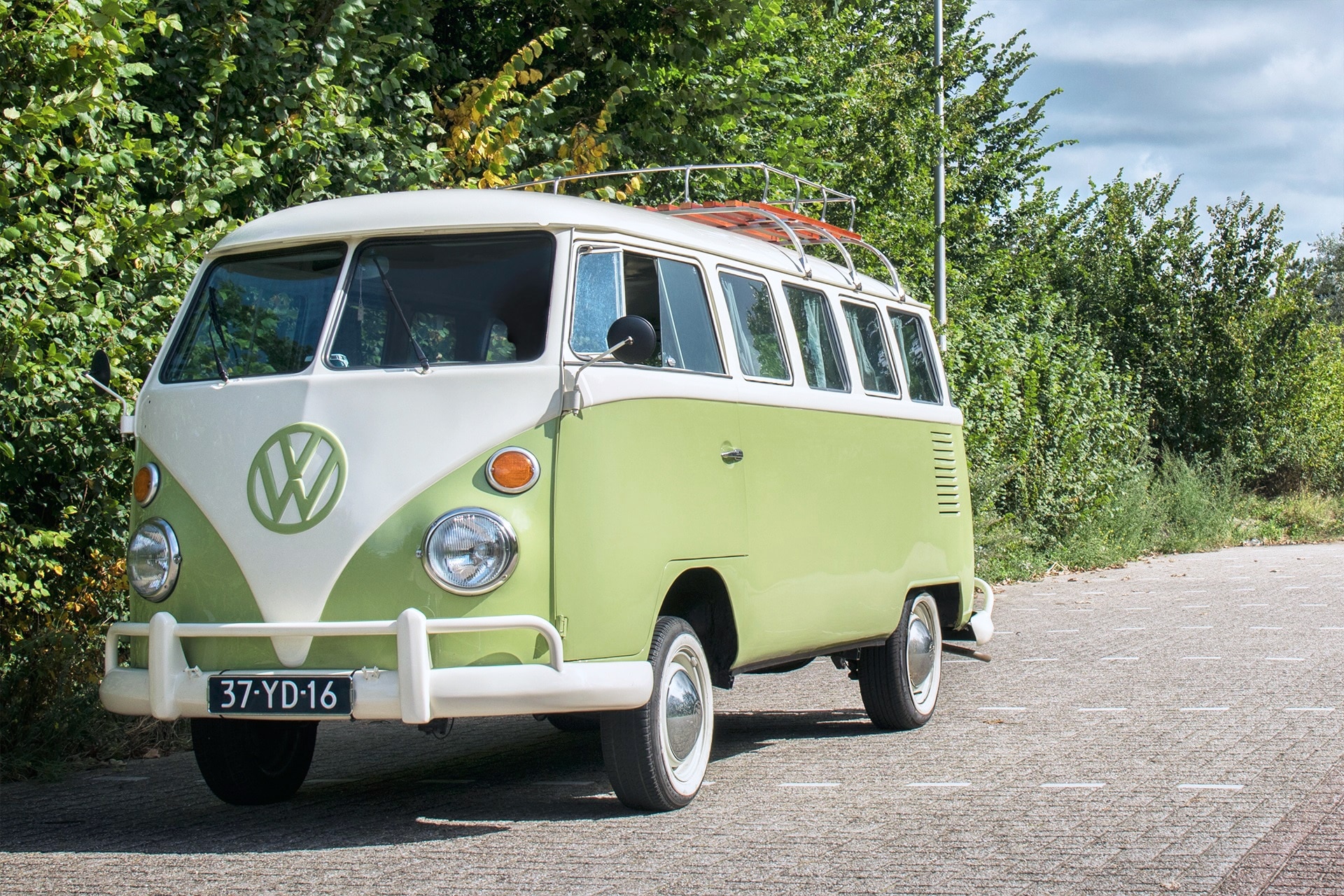 De klassieke hippie-bus, een Volkswagen T1 uit 1975