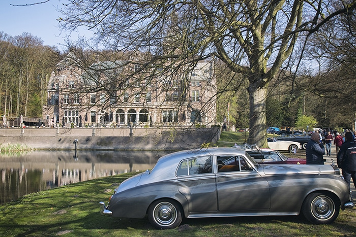 Rolls Royce Silver Cloud tijdens klassiekerrit voor het sterrenrestaurant Duin en Kruidberg